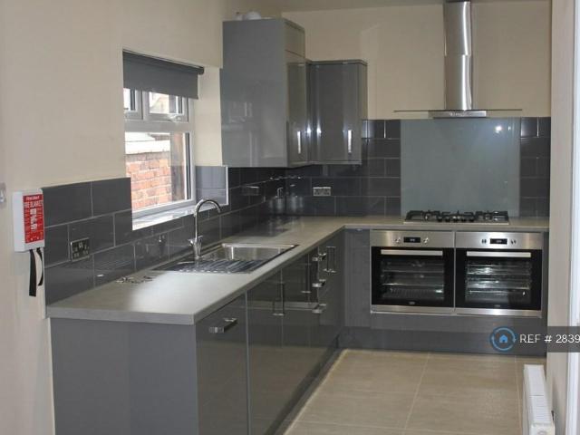 6 bedroom terraced house to rent