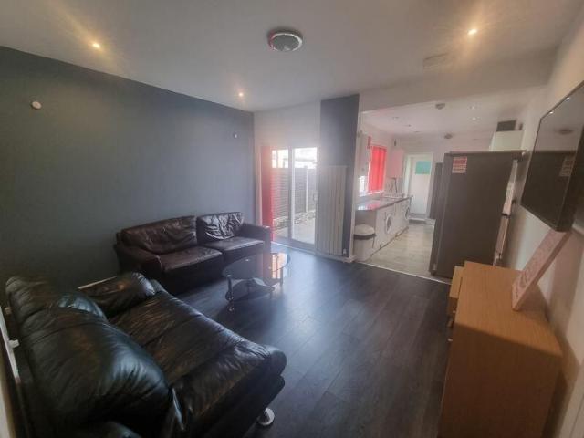 6 bedroom terraced house to rent