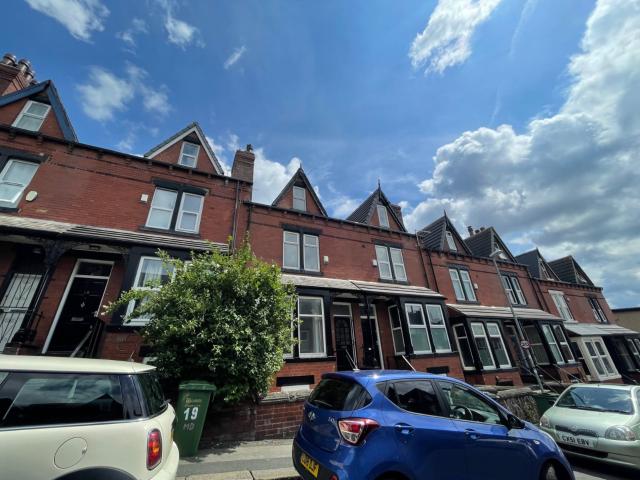6 bedroom terraced house to rent