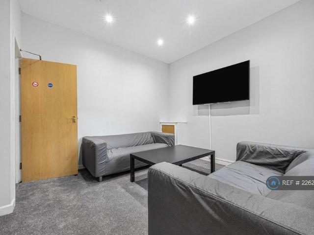 6 bedroom terraced house to rent