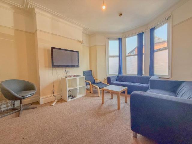 6 bedroom terraced house to rent