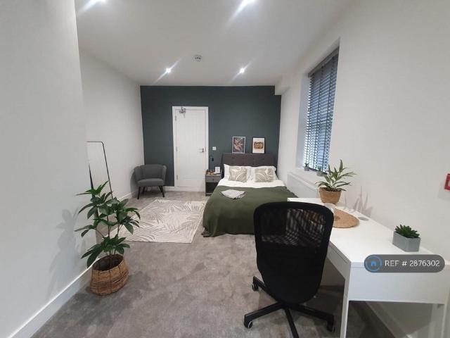 6 bedroom terraced house to rent