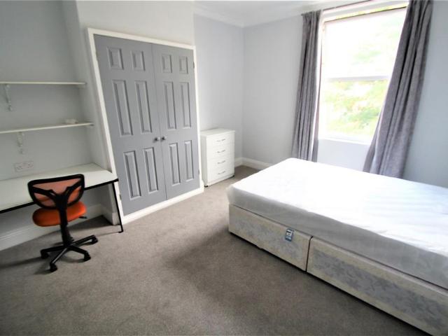 6 bedroom terraced house to rent