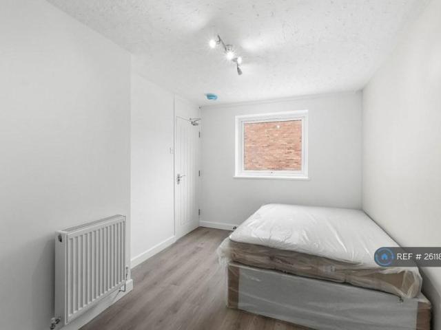 6 bedroom terraced house to rent