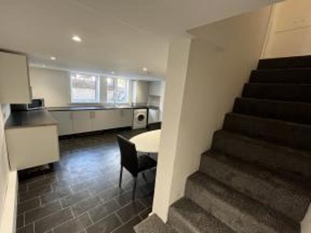 6 bedroom terraced house to rent