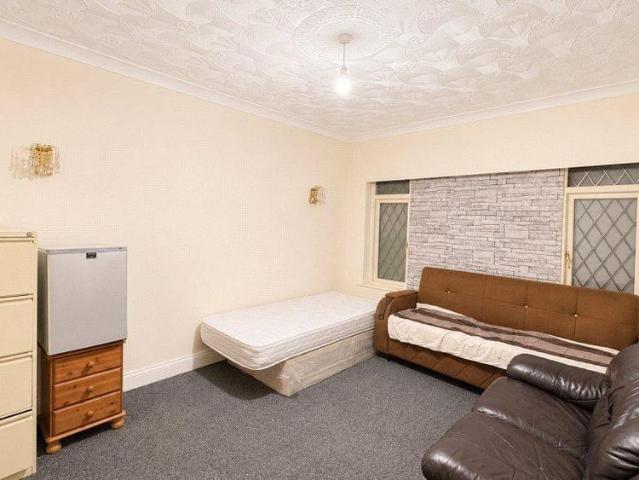 6 bedroom terraced house to rent
