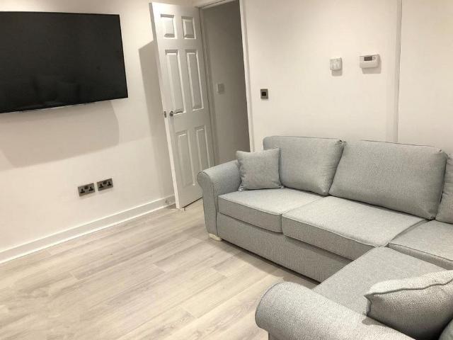 6 bedroom terraced house to rent