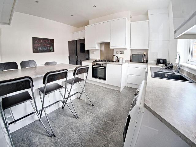 6 bedroom terraced house to rent