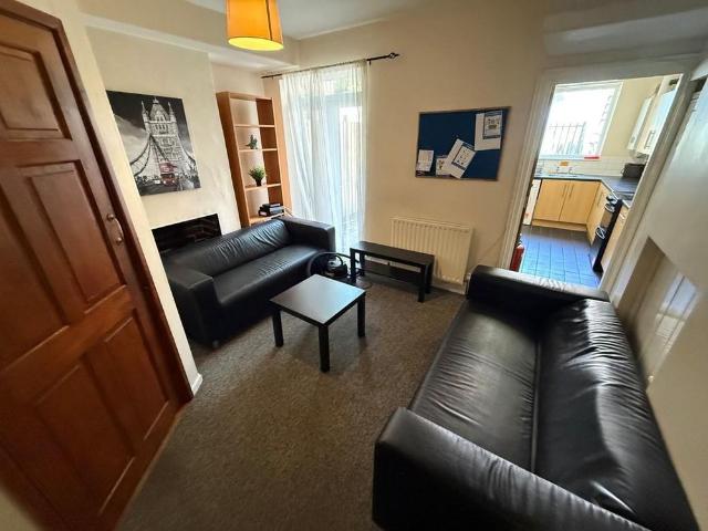 6 bedroom terraced house to rent