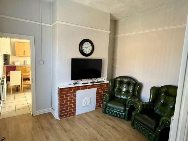 6 bedroom terraced house to rent