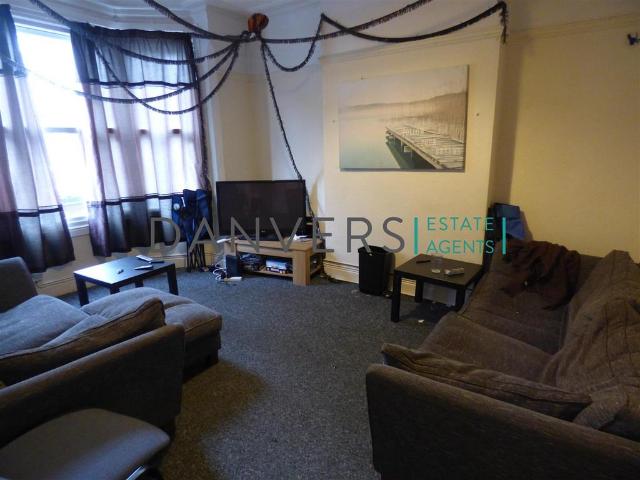 6 bedroom terraced house to rent