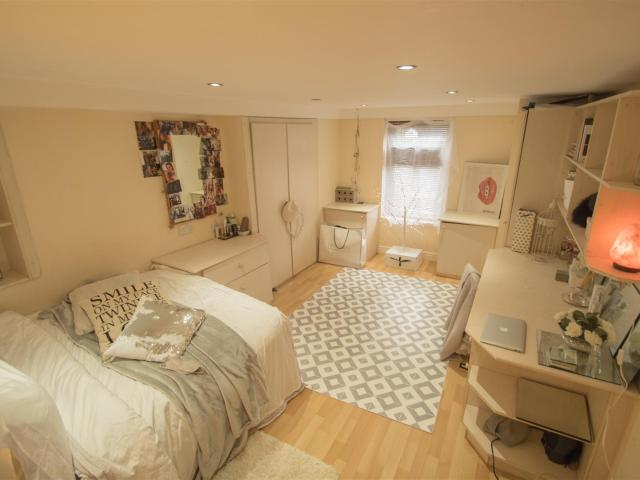 6 bedroom terraced house to rent