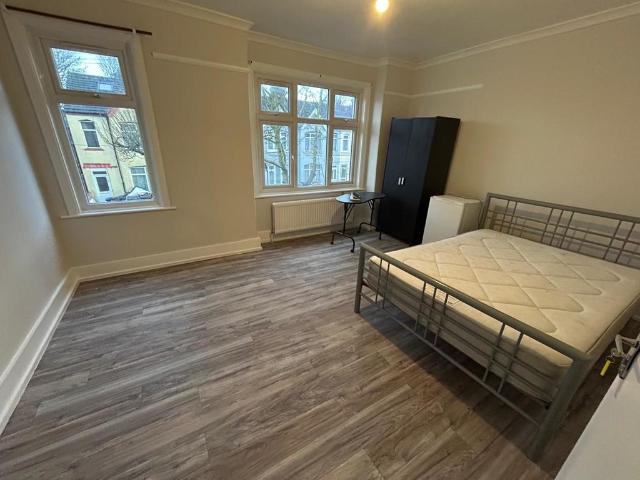 6 bedroom terraced house to rent