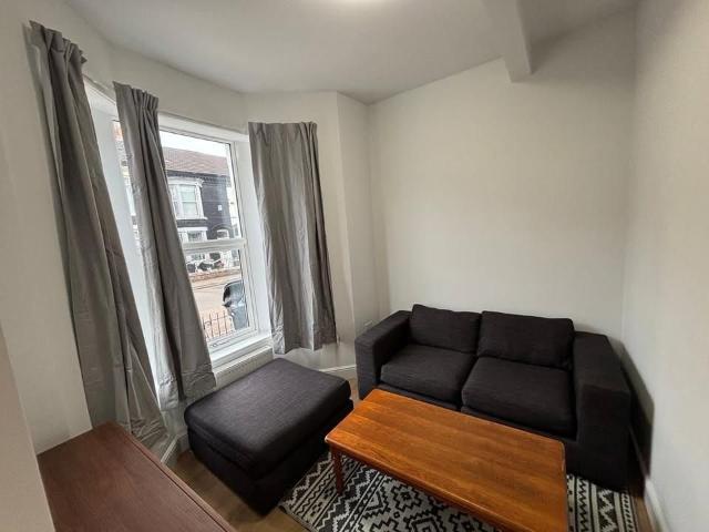 6 bedroom terraced house to rent