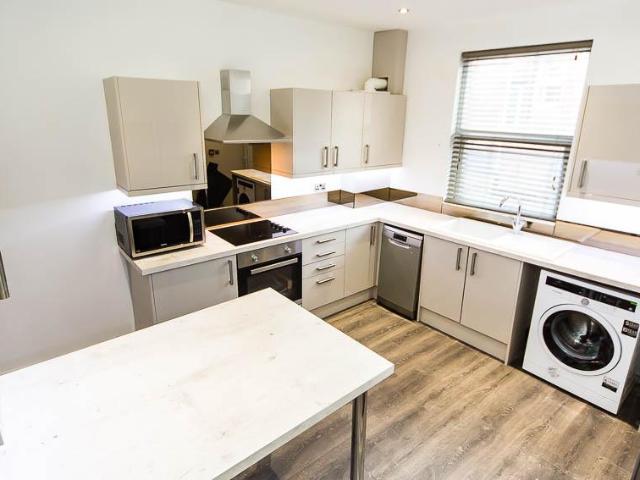 6 bedroom terraced house to rent