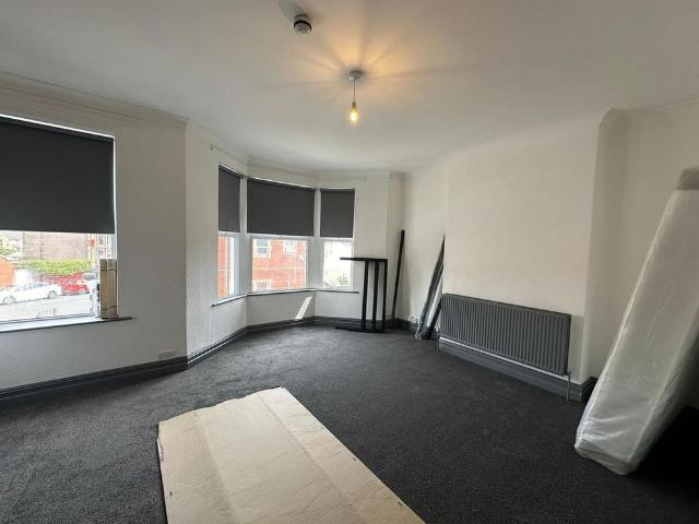 6 bedroom terraced house to rent