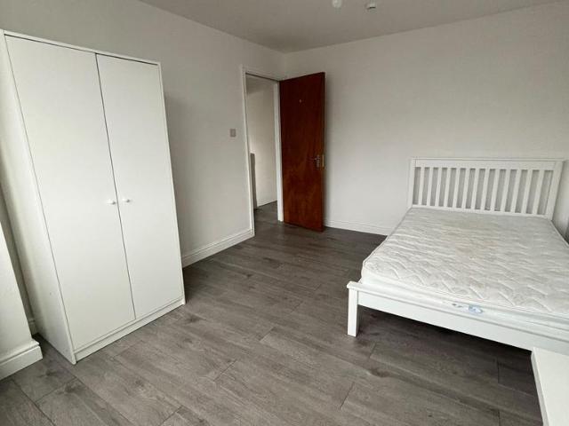 6 bedroom terraced house to rent