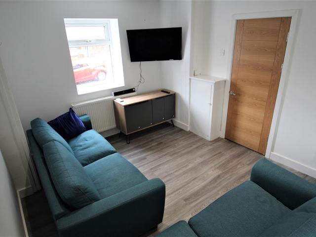 6 bedroom terraced house to rent