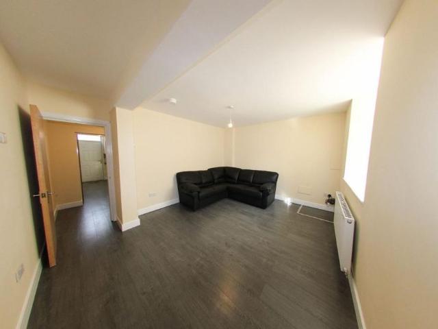 6 bedroom terraced house to rent