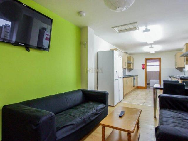 6 bedroom terraced house to rent