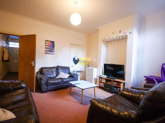 6 bedroom terraced house to rent