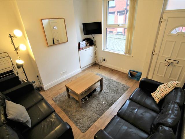6 bedroom terraced house to rent