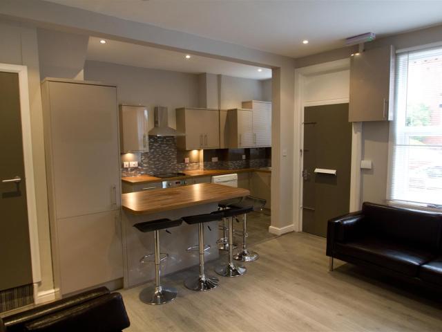 6 bedroom terraced house to rent