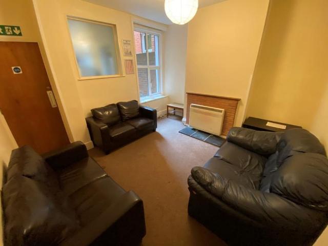 6 bedroom terraced house to rent