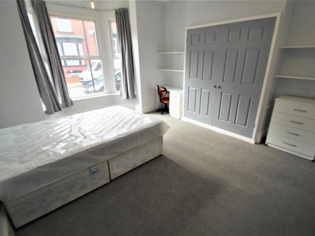 6 bedroom terraced house to rent
