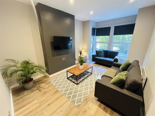 6 bedroom terraced house to rent