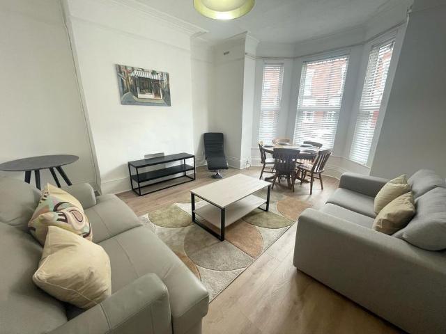 6 bedroom terraced house to rent