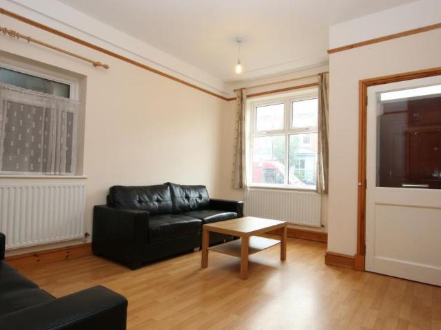 6 bedroom terraced house to rent