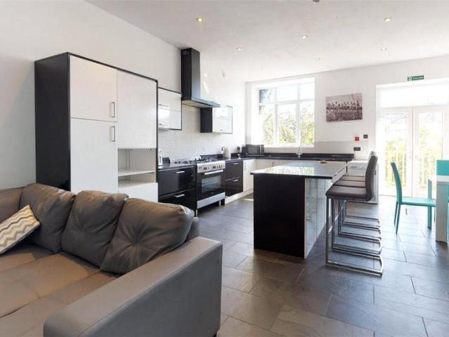 6 bedroom terraced house to rent