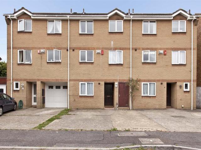 6 bedroom terraced house to rent