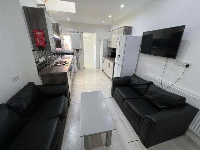 6 bedroom terraced house to rent