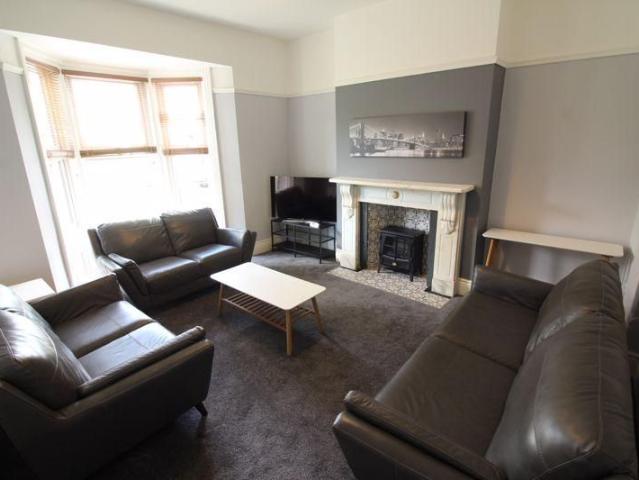 6 bedroom terraced house to rent