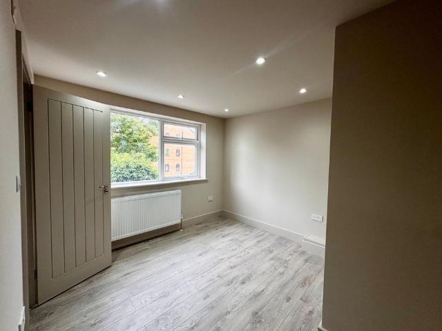 6 bedroom terraced house to rent