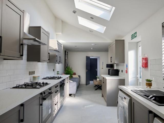 6 bedroom terraced house to rent