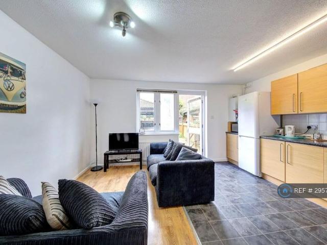 6 bedroom terraced house to rent