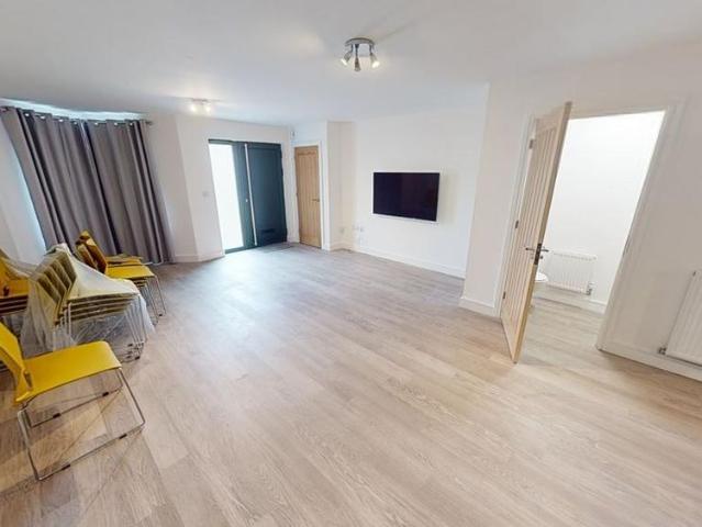 6 bedroom terraced house to rent