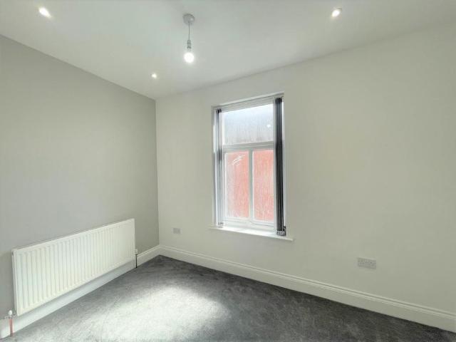 6 bedroom terraced house to rent