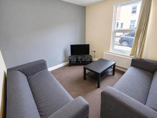 6 bedroom terraced house to rent