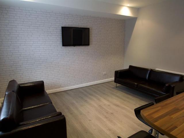 6 bedroom terraced house to rent