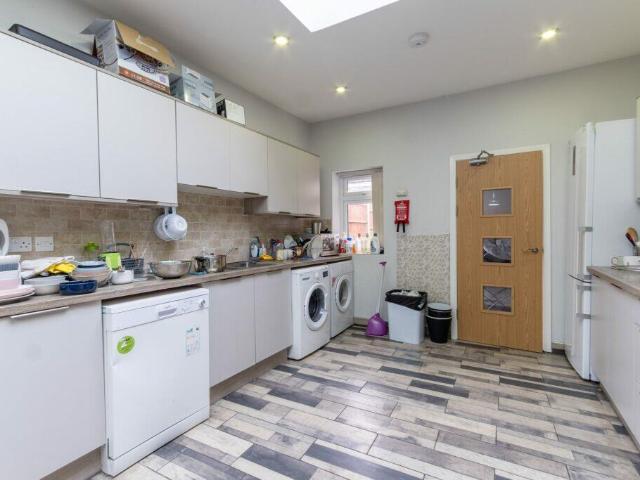 6 bedroom terraced house to rent