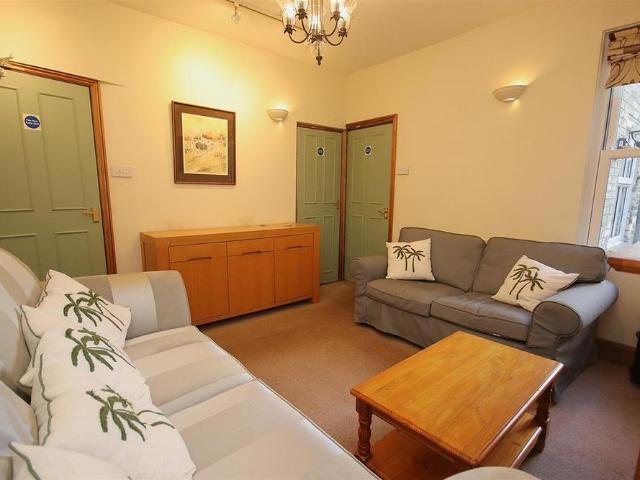 6 bedroom terraced house to rent