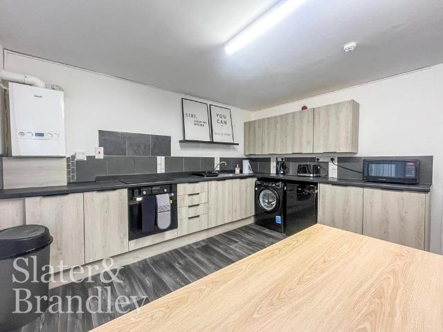 6 bedroom terraced house to rent
