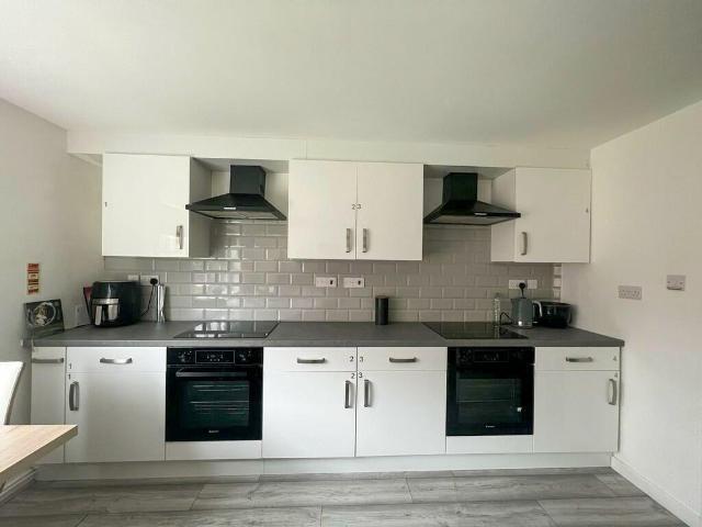 6 bedroom terraced house to rent