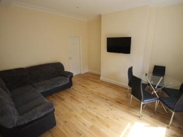 6 bedroom terraced house to rent