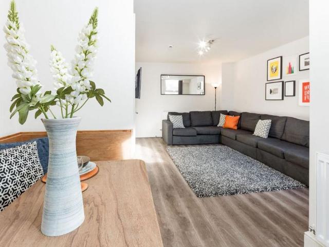 6 bedroom terraced house to rent