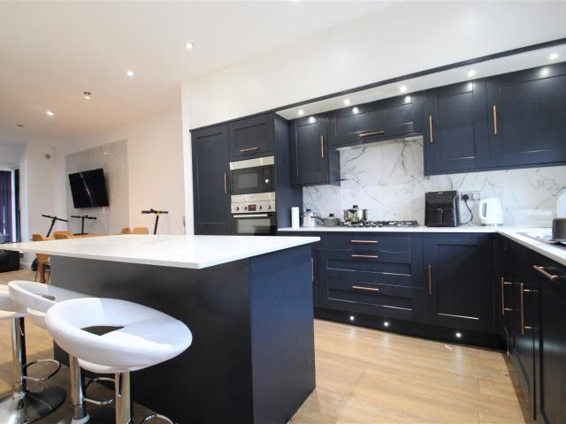 6 bedroom terraced house to rent